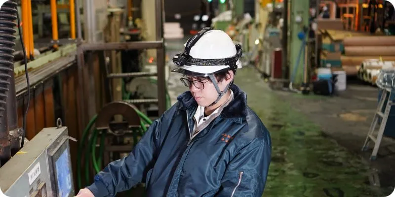 工場設備を点検する技術職社員