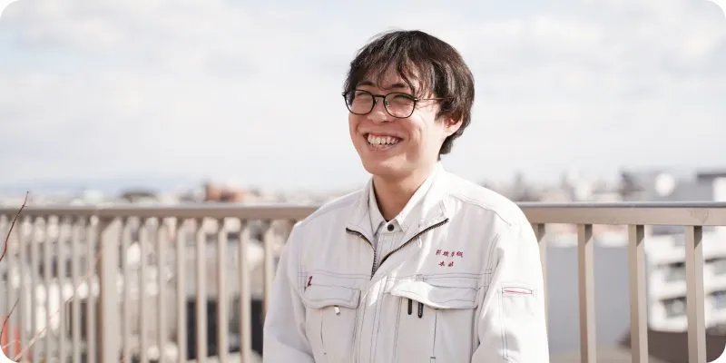 設備前で立つ技術職社員