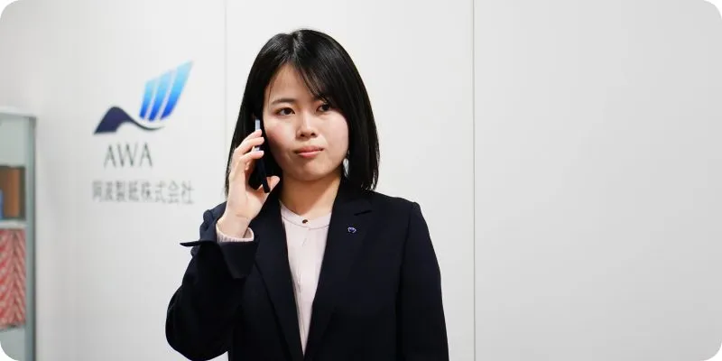 電話対応をする営業職社員